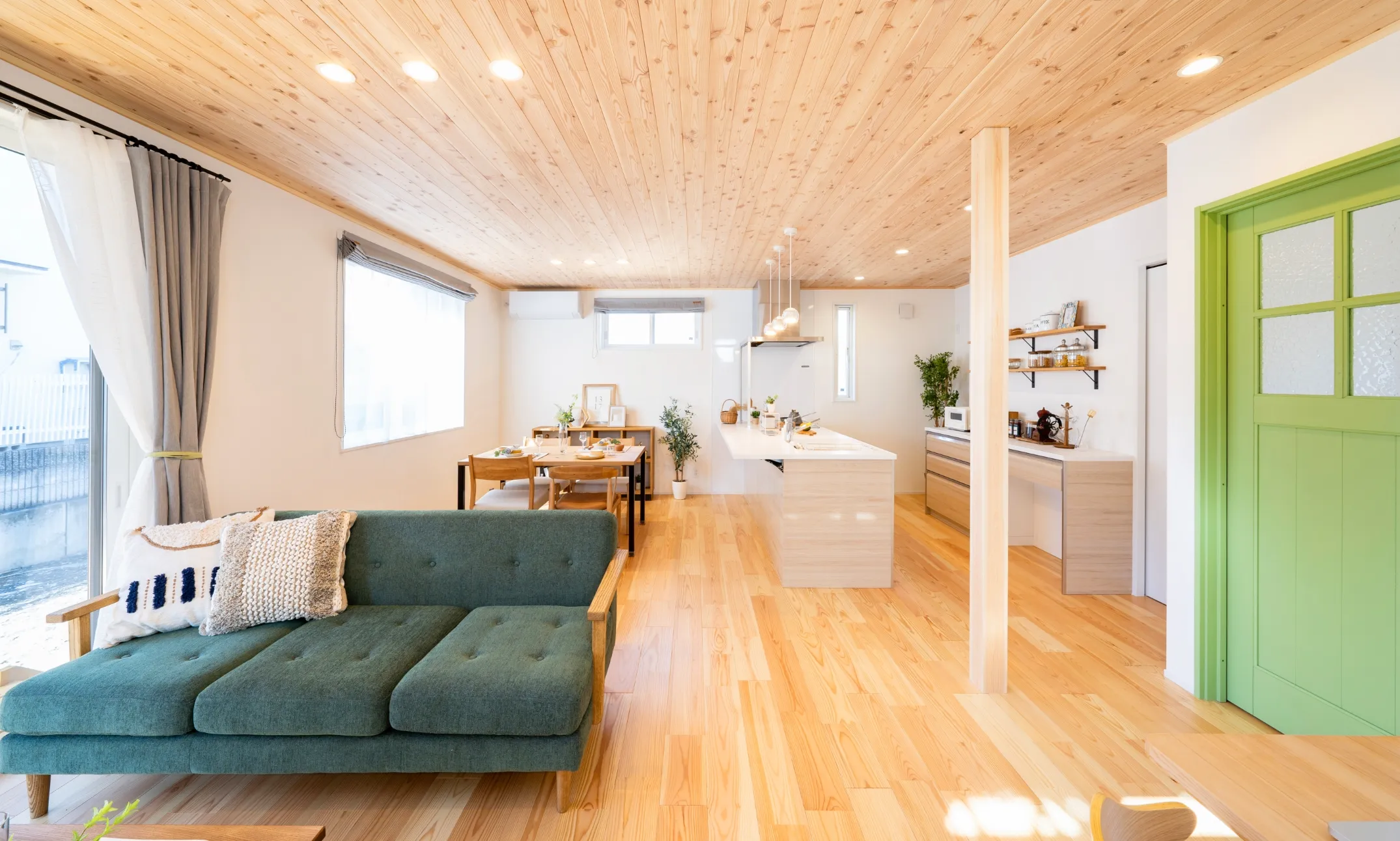 木に包まれて暮らす家