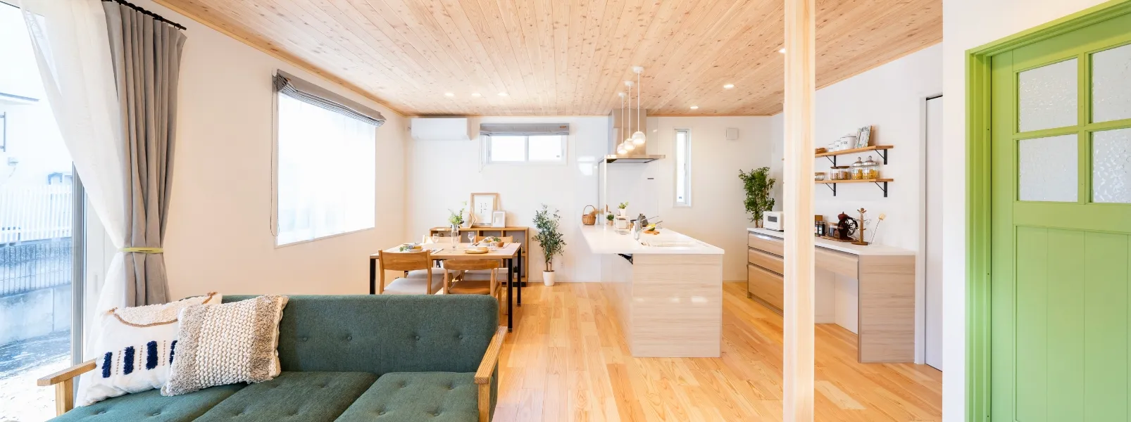 木に包まれて暮らす家