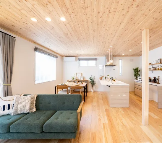 木に包まれて暮らす家