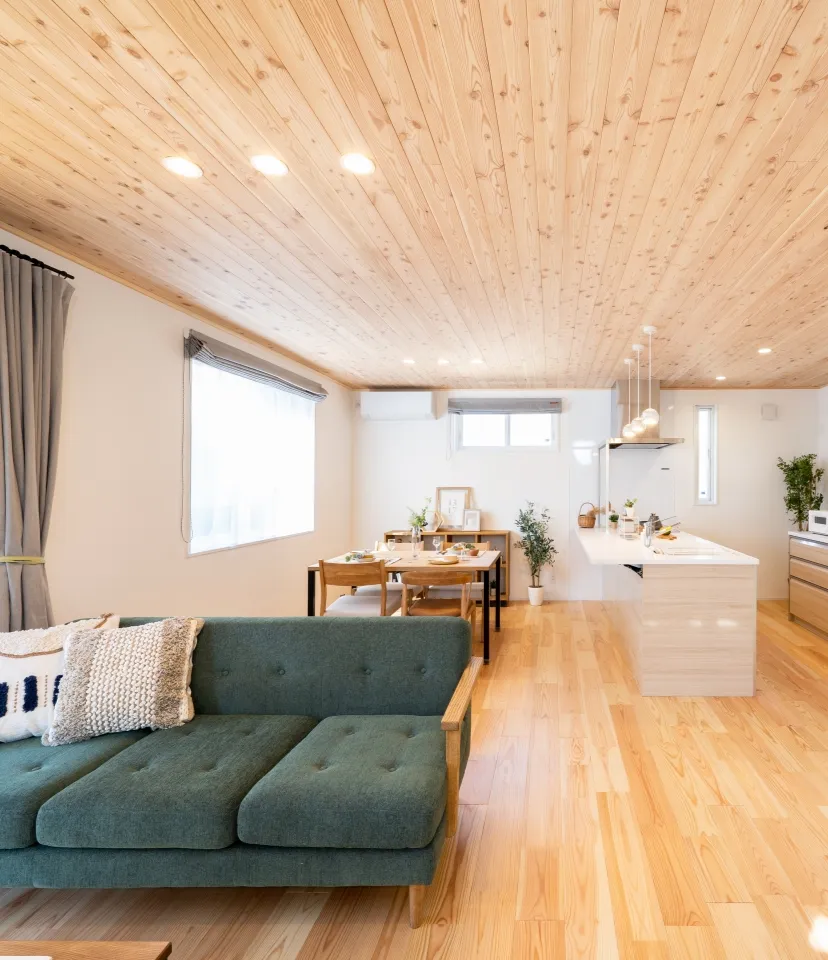 木に包まれて暮らす家